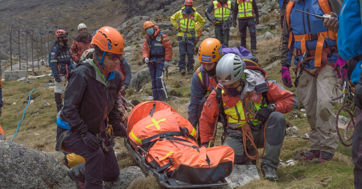 découvrez les gestes essentiels de premiers secours en montagne pour assurer votre sécurité et celle des autres lors de vos aventures en plein air.