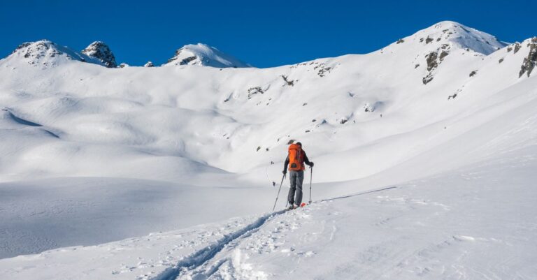 découvrez la technique de la transition rapide en ski de randonnée alpine pour optimiser vos performances en montagne.