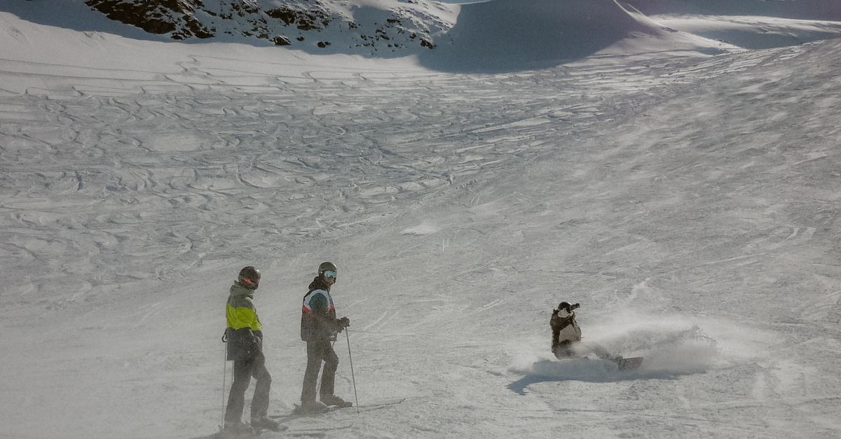 découvrez comment adapter votre technique de ski pour améliorer vos performances et profiter pleinement de vos descentes en toute sécurité.