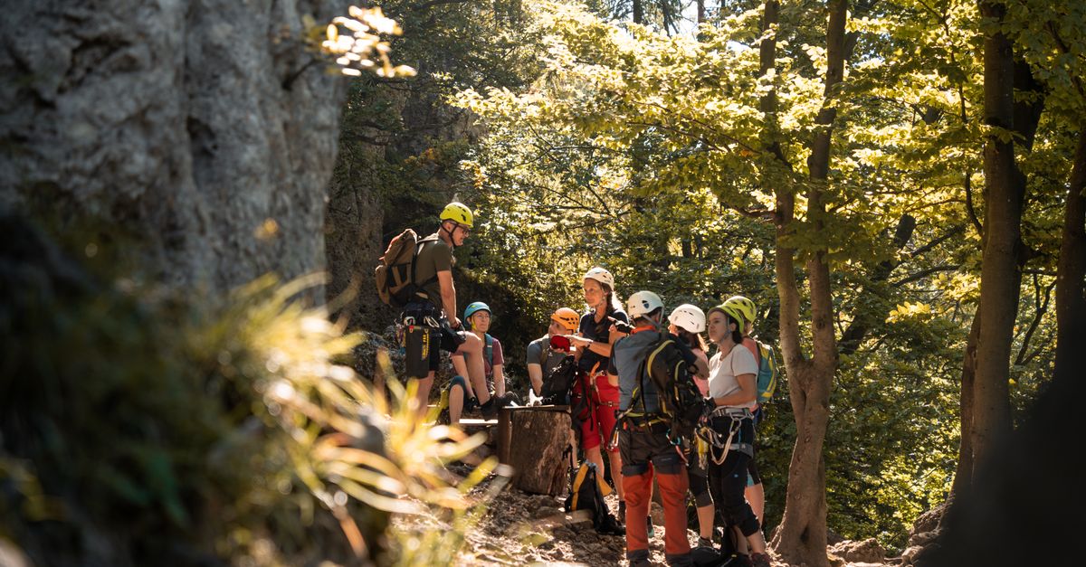 découvrez les meilleures stratégies pour réussir votre via ferrata en toute sécurité et profiter pleinement de cette activité d'escalade en plein air.