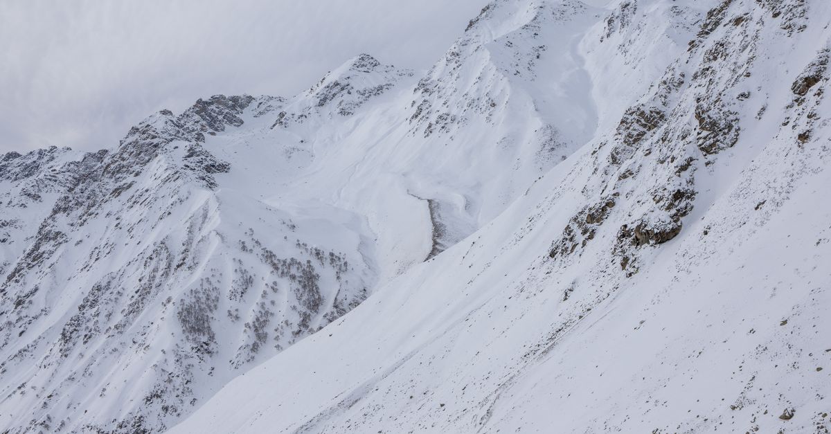 découvrez tout sur les avalanches : causes, prévention, conseils de sécurité et impact sur les régions montagneuses.