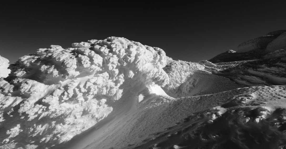 découvrez tout ce qu'il faut savoir sur les avalanches : leurs causes, risques, prévention et conseils de sécurité en montagne.