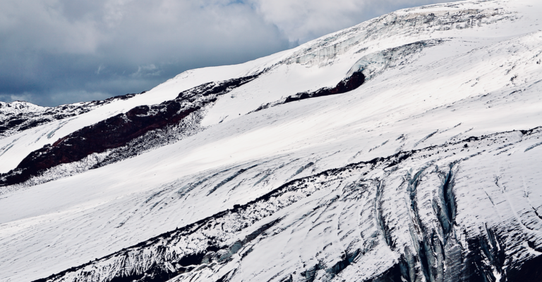 découvrez tout sur les avalanches : causes, risques et conseils de sécurité pour mieux se protéger en montagne.