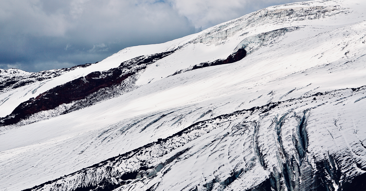 découvrez tout sur les avalanches : causes, risques et conseils de sécurité pour mieux se protéger en montagne.