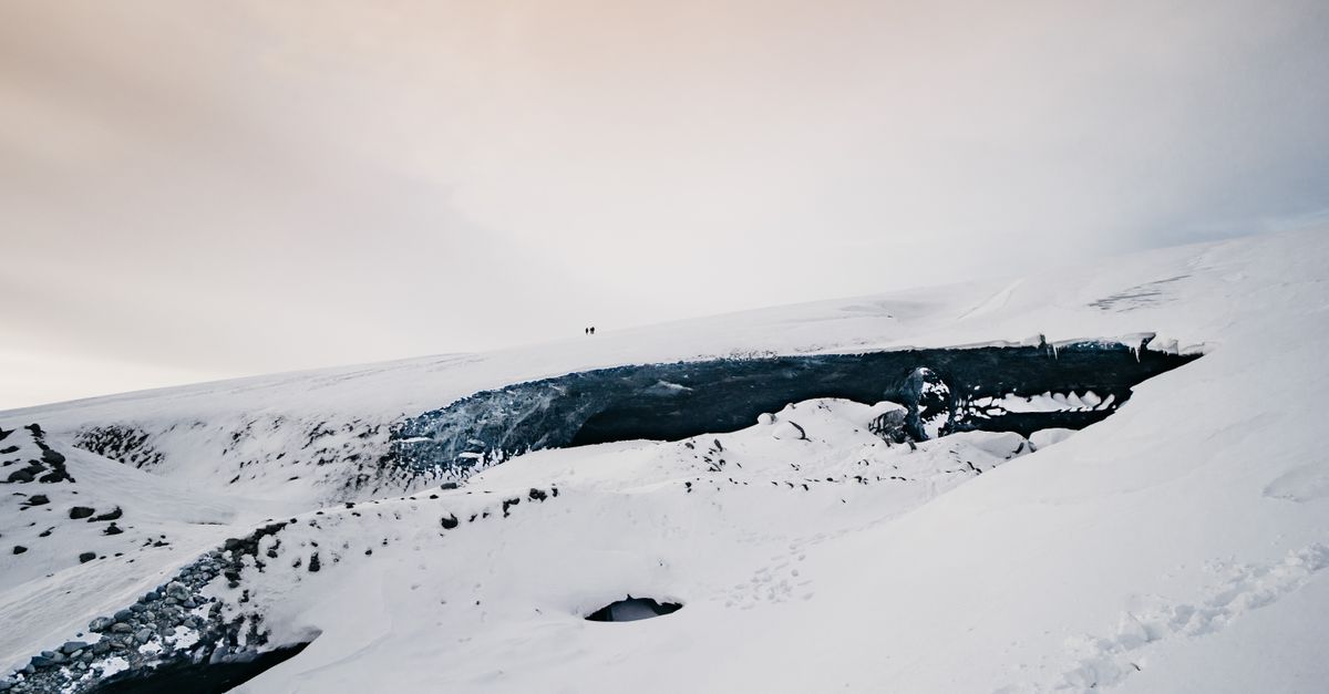 découvrez les techniques et conseils pour naviguer en toute sécurité autour des crevasses. guide complet pour aventuriers et alpinistes.