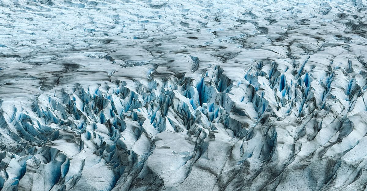 découvrez les meilleures pratiques et conseils pour naviguer en toute sécurité dans les crevasses. guide complet pour les aventuriers et amateurs d'alpinisme.