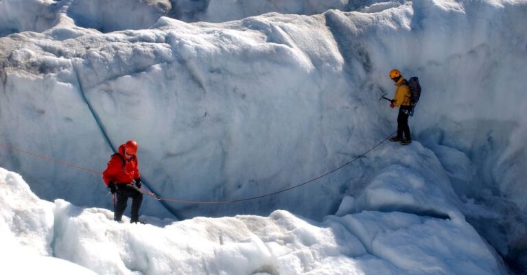 découvrez tout ce qu'il faut savoir sur la navigation en crevasse, les techniques de sécurité essentielles et les équipements recommandés pour évoluer sereinement en terrain glaciaire.