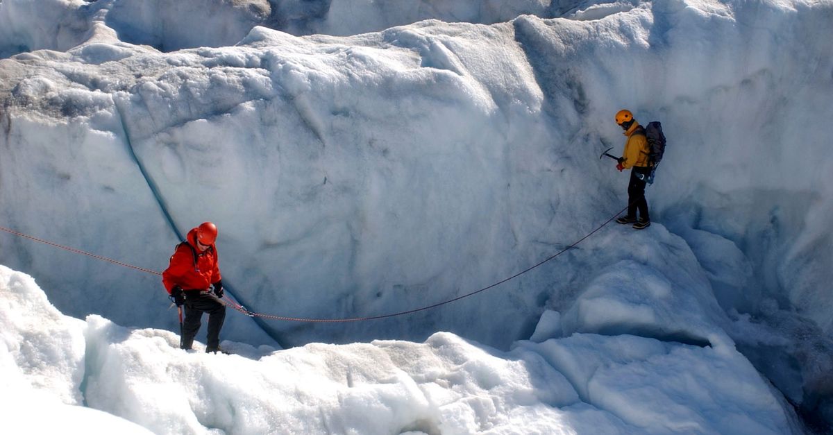 découvrez tout ce qu'il faut savoir sur la navigation en crevasse, les techniques de sécurité essentielles et les équipements recommandés pour évoluer sereinement en terrain glaciaire.