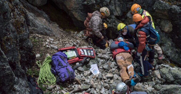 gestion des fractures en zones montagneuses isolées : techniques adaptées, premiers secours et prise en charge médicales dans des environnements difficiles.