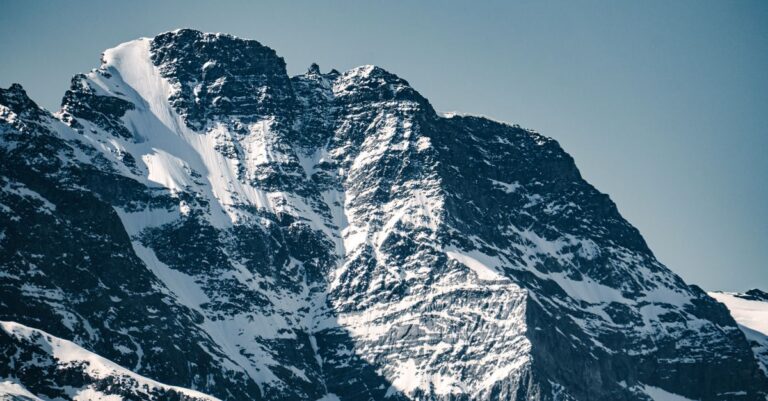 évaluation de la stabilité de la neige fraîche : analyse des risques d'avalanches et conseils pour garantir la sécurité en montagne.