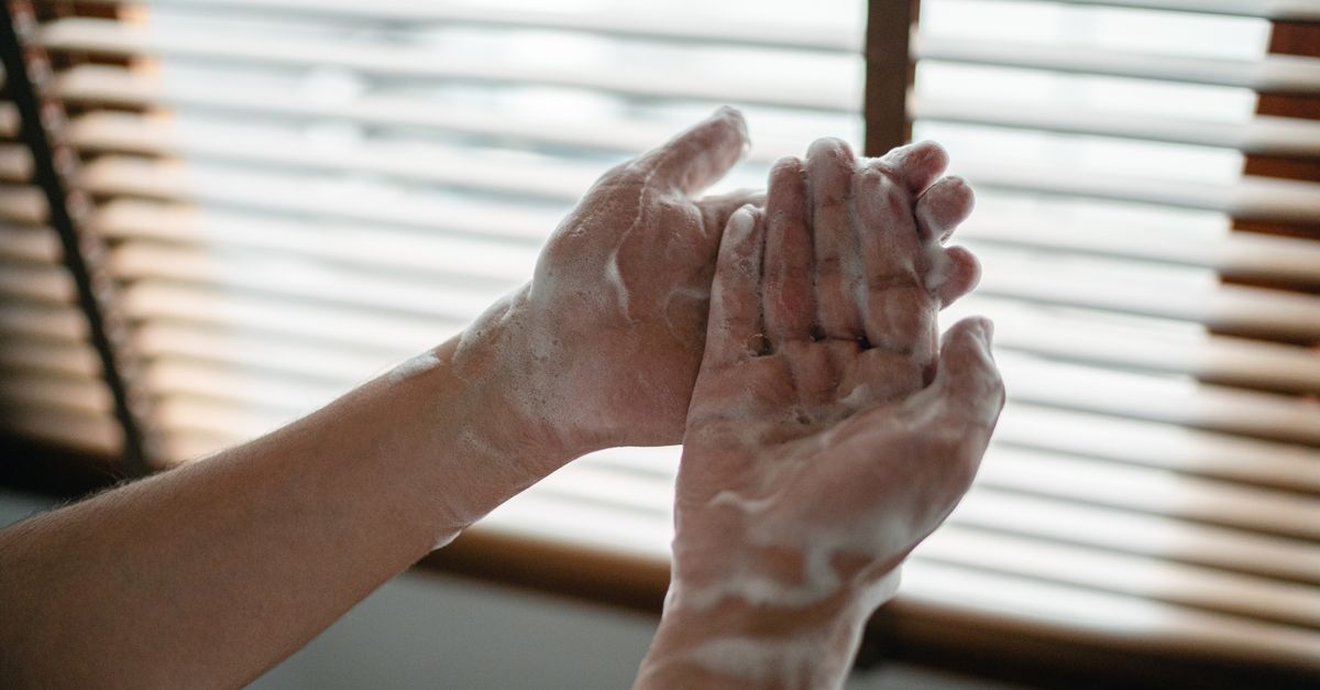découvrez nos conseils et produits pour prendre soin de vos mains et les garder douces, hydratées et protégées au quotidien.