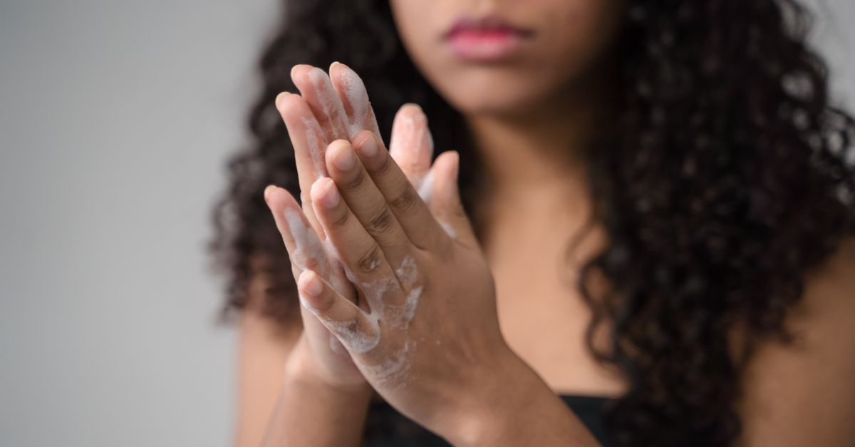 découvrez nos conseils et produits pour prendre soin de vos mains, les garder douces, hydratées et protégées au quotidien.