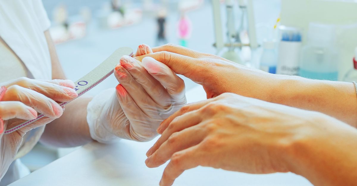 découvrez nos conseils et produits essentiels pour prendre soin de vos mains au quotidien, les garder douces, hydratées et protégées.