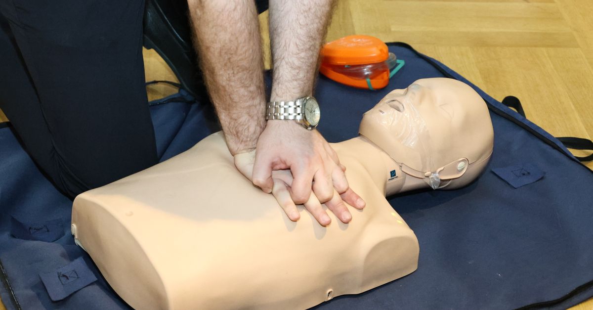 premiers secours en cas d'hypothermie : conseils essentiels pour reconnaître, traiter et prévenir cette urgence médicale liée au froid.
