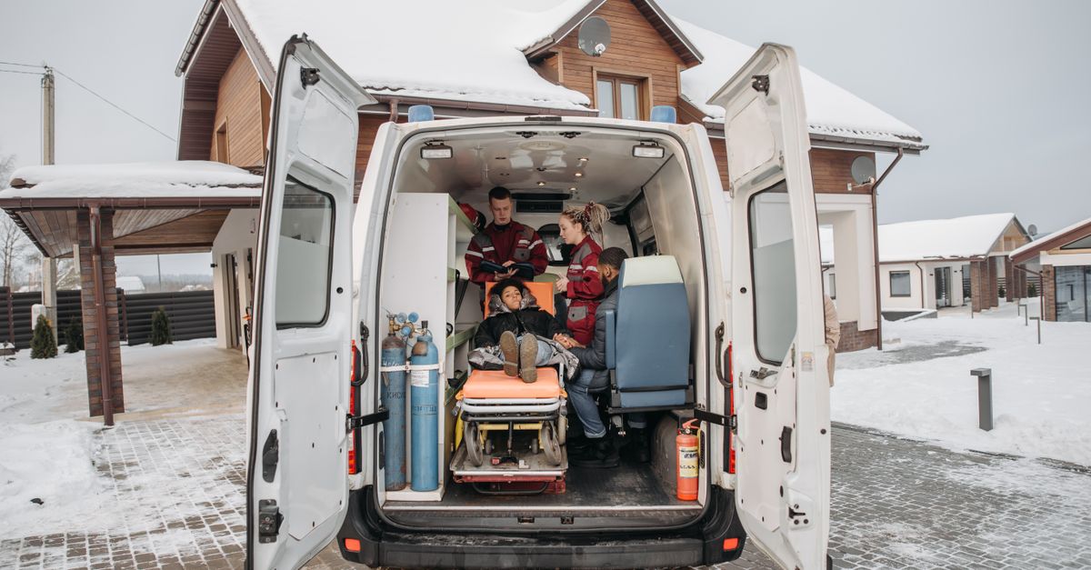 découvrez les gestes de premiers secours essentiels pour prévenir et traiter l'hypothermie efficacement.