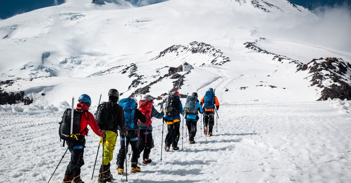 découvrez les critères essentiels pour choisir votre piolet d'escalade sur glace, alliant sécurité, efficacité et confort pour vos aventures en montagne.