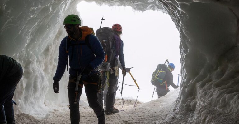 découvrez les critères essentiels pour choisir le piolet d'escalade sur glace adapté à vos besoins, alliant performance, sécurité et confort.