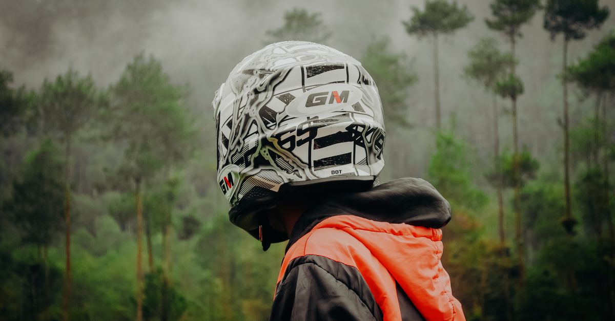découvrez les critères et normes de certification des casques de montagne pour assurer votre sécurité lors de vos activités en milieu alpin.