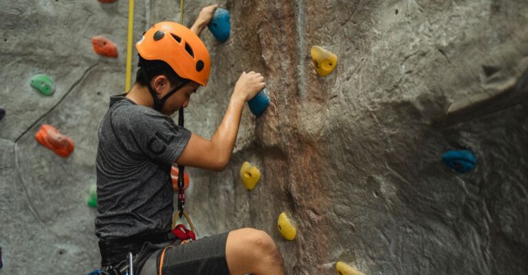 découvrez notre équipement d'escalade sportive de qualité supérieure pour assurer votre sécurité et performance lors de vos aventures en hauteur.