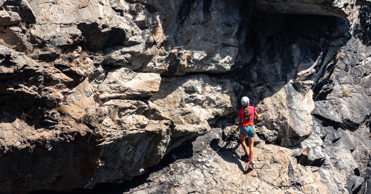 découvrez notre harnais de via ferrata spécialement conçu pour assurer votre sécurité et votre confort lors de vos aventures en montagne. résistant, léger et facile à ajuster, il est l'équipement idéal pour profiter pleinement de vos parcours d'escalade.