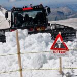 découvrez les conseils essentiels pour prévenir les risques d’avalanche, reconnaître les dangers et vous équiper afin de pratiquer la montagne en sécurité.