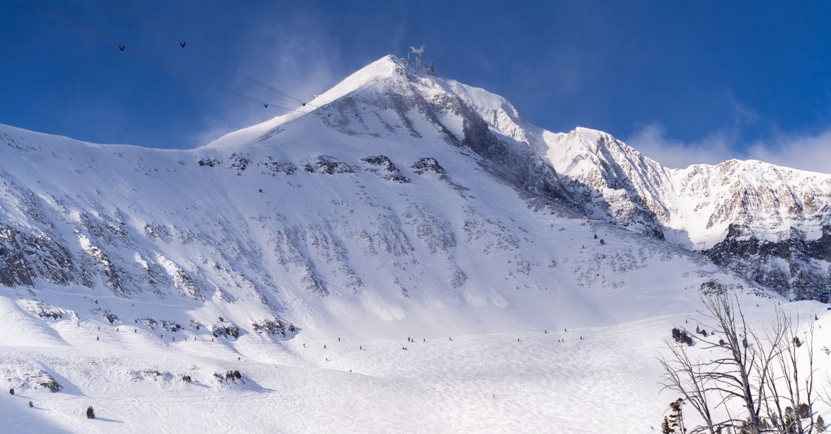 découvrez les conseils essentiels pour prévenir les risques d’avalanche, reconnaître les dangers et assurer votre sécurité en montagne.