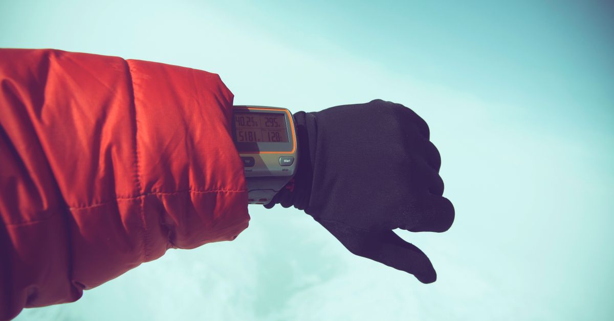 découvrez les conseils essentiels pour prévenir les risques d’avalanche, bien vous équiper et adopter les bons réflexes en montagne.