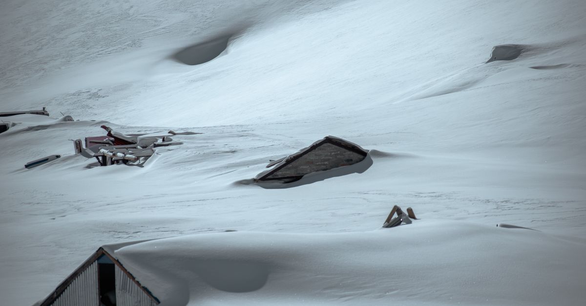 découvrez les procédures essentielles pour survivre à une avalanche, incluant conseils de sécurité, techniques de sauvetage et préparation indispensable en montagne.