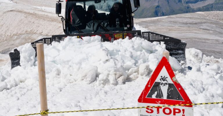 découvrez les procédures essentielles pour survivre à une avalanche et rester en sécurité en montagne.
