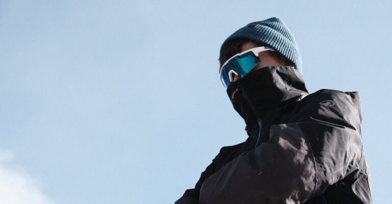 découvrez nos lunettes de soleil spécialement conçues pour la montagne, offrant protection optimale et style adapté à toutes vos aventures en altitude.