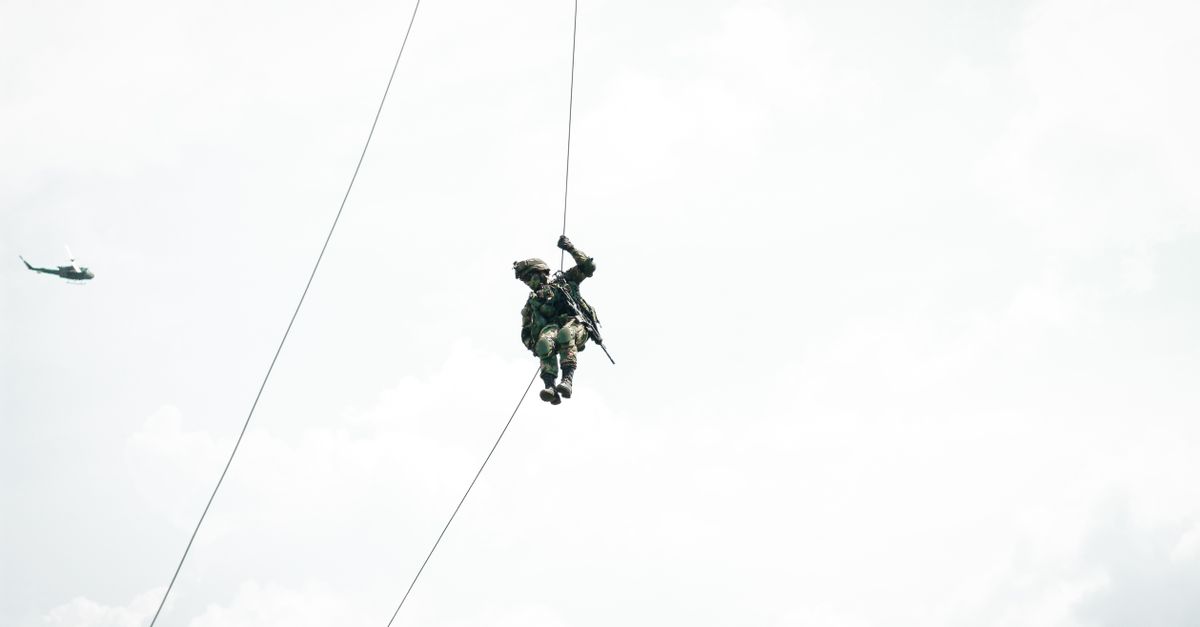 découvrez les techniques d'assurage pour la descente en rappel en toute sécurité, adaptées aux débutants comme aux experts.