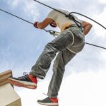 découvrez les techniques sécurisées de rappel pour une descente en toute sécurité, adaptées aux débutants comme aux experts en escalade.