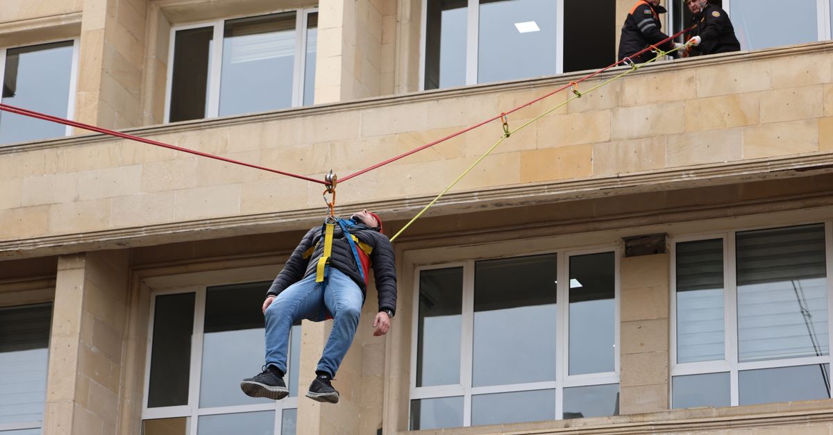 découvrez les techniques sécurisées de rappel pour une descente en toute sécurité lors de vos activités d'escalade et d'aventure.