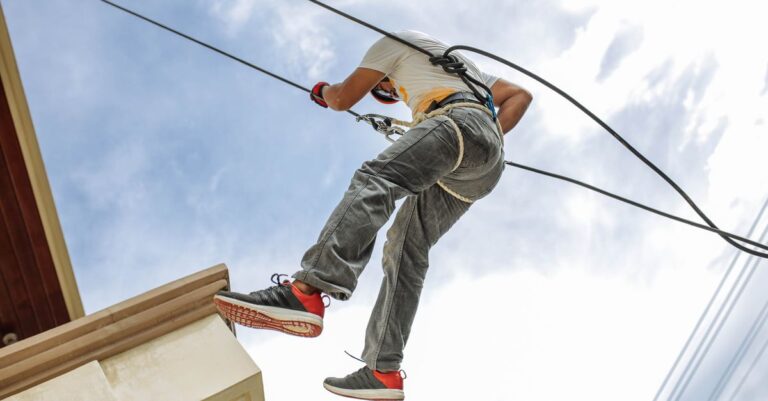 découvrez les techniques sécurisées de rappel pour une descente en toute sécurité, adaptées aux débutants comme aux experts en escalade.