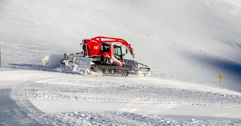 découvrez nos conseils et astuces pour l'entretien et la maintenance de vos skis afin d'optimiser vos performances sur les pistes et prolonger la durée de vie de votre équipement.