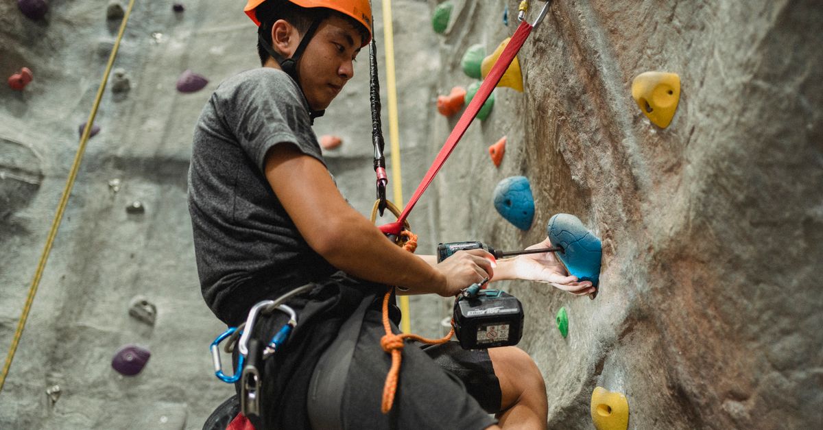 découvrez les techniques et équipements essentiels pour la protection en escalade traditionnelle, garantissant sécurité et performance en montagne.
