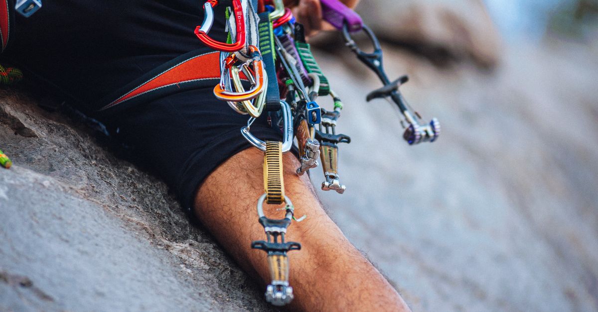 découvrez les protections d'escalade traditionnelle, essentielles pour assurer votre sécurité lors de vos ascensions en milieu naturel.
