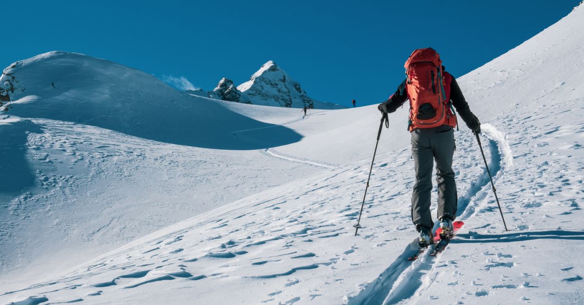 découvrez le ski de randonnée : conseils, équipement et itinéraires pour explorer la montagne en toute liberté, à votre rythme.